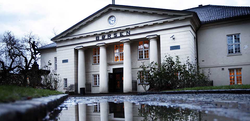 LYSERE DAG?: Finansekspertene sp�r at den amerikanske redningspakken for AIG, samt �kende oljepris og litt sterkere krone, vil gi b�rsen oppgang etter to dager i fritt fall.