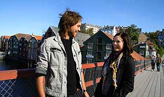GAMLE BYBRO: Trondheim er en fin festivalby, sier Erling Hilstad og Anne Mari Norheim som st�r p� bybroa med Lykkens Portal.