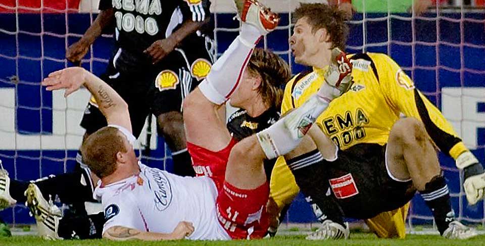 BASKETAK: Etter � ha blitt holdt fast langet Raymond Kvisvik ut et tofotsspark etter RBK-keeper Rune Almenning Jarstein. N� har han f�tt tre kampers karantene for episoden.
