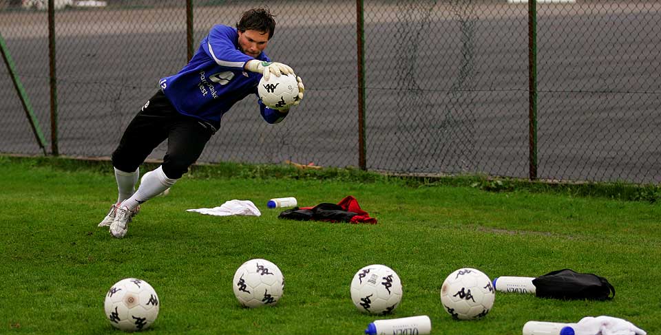 P� BENKEN: H�kon Opdal stiller p� benken i dagens kamp mot Deportivo La Coruna.