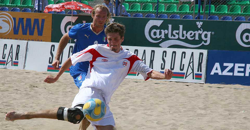 I SKUDDET: Marius Folger� og de andre sandfotballgutta overbeviste mot sine italienske motstandere i dag.