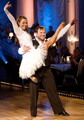 STILIG PAR: Mikkel og Therese hadde ingen problemer med � danse seg videre til neste runde.