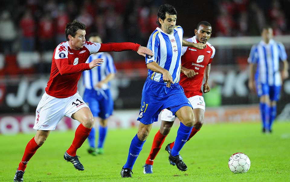 IMPONERT Deportivos Juan Carlos Valeron m�tte innr�mme at laget hans hadde lite stille opp med mot Branns Petter Vaagan Moen (tv), og Branns Rodolph Austin i kveld.