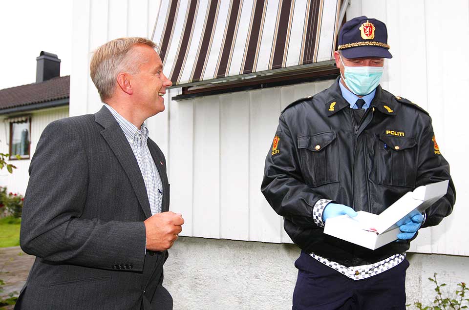 SKRYTER AV POLITIET: Justisminister Knut Storberget sier han vil forklare bemanningssituasjonen i oslopolitiet i Stortinget mandag. Han skryter samtidig av politiet og deres jobb. Her fra starten p� det nye DNA-registeret.