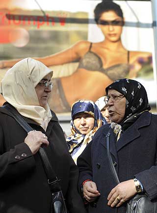 «GI DEM EN KALD SKULDER»: Kölns borgermester, Fritz Schramma, oppfordret byens innbygger til å bli med på en demonstrasjon mot anti-islamiserings kongress som startet i dag. Disse kvinnen var noen av de mange frammøtte i bykjernen i ettermiddag.