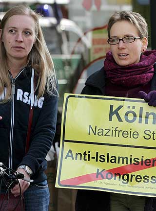 SKAPER ENGASJEMENT: Den høyreekstreme grupperingen Pro Köln ventet omkring 150 likesinnede fra hele Europa til sin to dager lange konferanse. Kölns innbyggere stilte opp motdemonstrasjoner i dag.