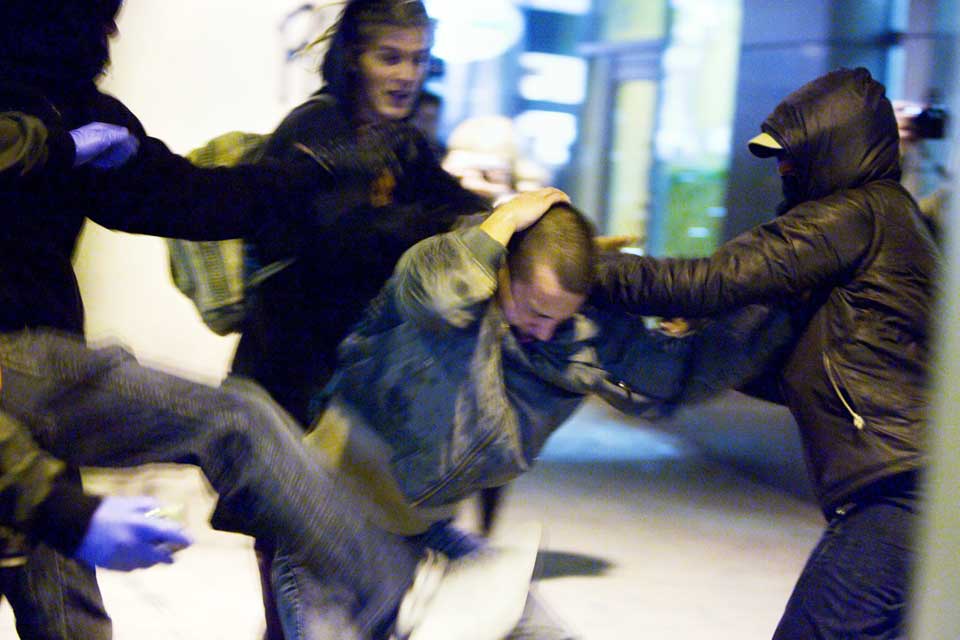 ANGREPET: En demonstrant som pr�vde � hindre andre demonstranter i � kaste stein gjennom et bankvindu, f�r gjennomg� av kolleger.