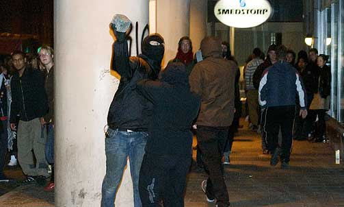 UENIGHET: Et scenario som dette foranlediget episoden over: En aktivist pr�ver � hindre en annen i � kaste stein.