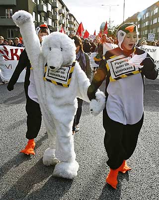 ANNEN AKSJONSFORM: Tidligere p� dagen demonstrerte milj�aktivister fredelig i gatene.