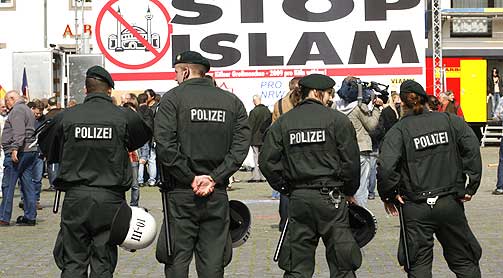 VENTET 1500: Politiet ventet at 1500 h�yreradikale skulle komme til demonstrasjonen i K�ln.