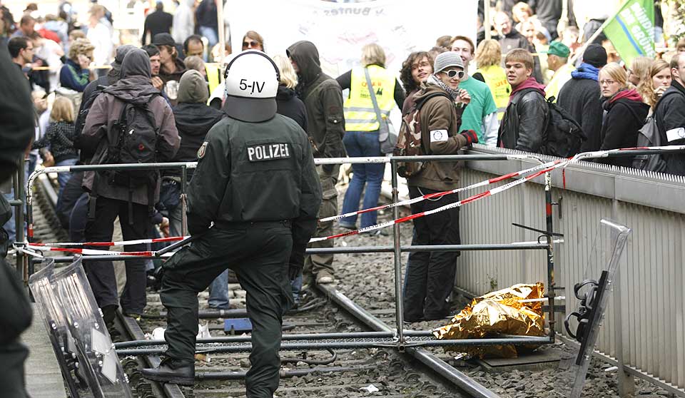 STOPPET: Den planlagte h�yreekstremistiske demonstrasjonen i K�ln ble avlyst etter motdemonstrasjoner fra en stor gruppe anti-fascister. Her sperrer noen av dem en trikkelinje i byen.