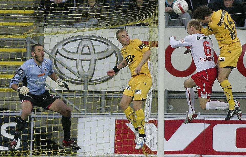 VET FORTSATT HVOR M�LET ST�R: Stig Johansen var fremp� med hodet p� to d�dballer og var sterkt delaktig i at Bod�/Glimt stakk av med alle de tre poengene som var til utdeling mot Fredrikstad.