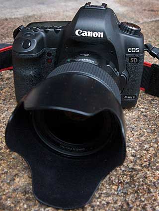 EN NY EPOKE? Nye Canon EOS 5D Mark II har helt spesielle videoegenskaper, og sammen med Nikon D90 vil det kunne forandre m�ten video lages p�.