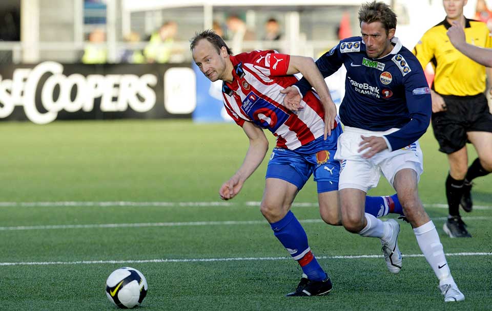 BAK: Andr� Bergd�lmo (t.h.) og Str�msgodset strakk ikke til i de viktige situasjonene mot Sigurd Rushfeldt og Troms�.