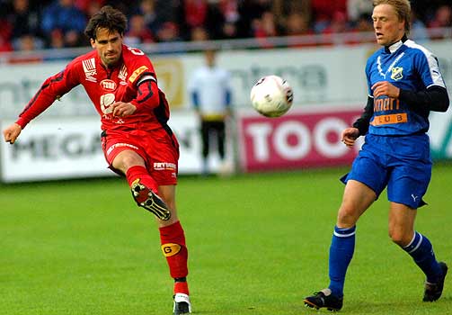 FIKK �N KAMPS KARANTENE: Jan Derek S�rensen uttalte etter denne kampen mot Martin Andresen og Brann at Lyn spilte mot 12 mann - med adresse til dommer Kjell Alseth. Det var nok til at NFF straffet ham med �n kamps karantene.