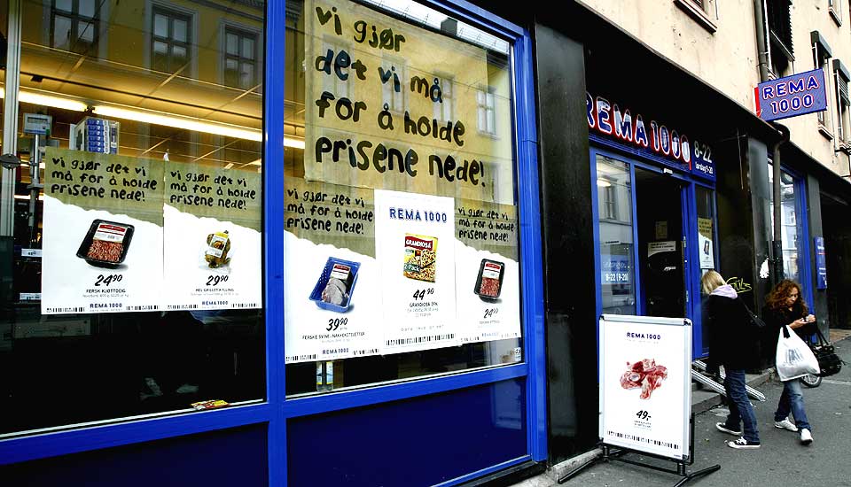REKLAMEN: �Vi gj�r det vi kan for � holde prisene nede�, heter det i REMA 1000s reklamekampanje. Kristian Bj�rkdahl synes butikkkjedene burde la hensynet til dyr veie tyngre enn hensynet til lave priser.