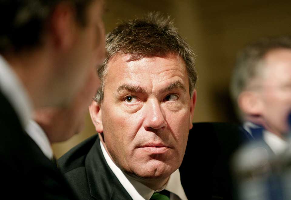 STRAMMER INN: Stein Erik Hagen har g�tt gjennom klesskapet sitt.