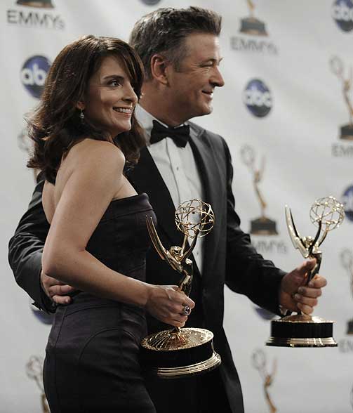 KOMISKE VINNERE: Beste kvinnlige komiskuespiller ble Tina Fey, mens Alec Baldwin fikk prisen for beste mannlige komiskuespiller. Det var innsatsen i komedien �30 Rock� som ga prisdryss under Emmy-utdelingen natt til i g�r, serien ble ogs� k�ret til beste komiserie. En ny sesong av �30 Rock� starter p� NRK3 til v�ren.