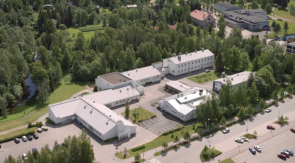 BILDE AV SKOLEN: I mappen 22-�ringen lastet opp, l� blant annet dette bilde av yrkesskolen der massakren skjedde.