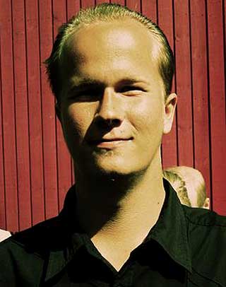MED V�PEN: 22-�ringen Matti Juhani Saari har lagt ved en rekke bilder av seg selv poserende med sin pistol. Flere av disse ble tatt i g�r. Dette er ett av to bilder der han ikke peker med v�pen.