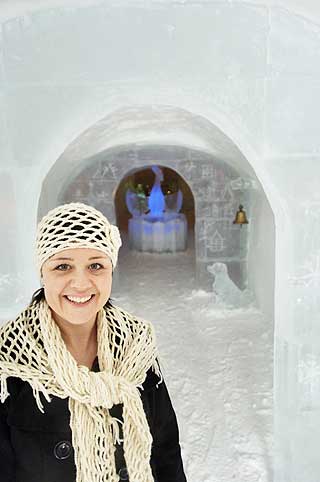 STR�LENDE FORN�YD: Svanhild Pedersen fikk i fjor en telefon fra et filmselskap i England som ville lage et reiseprogram fra blant annet Alta Igloo Hotel. Seks millioner menensker s� programmet, og n� renner bestillingene inn til hotellet Pedersen er sjef for.