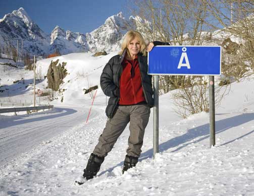 SUPERKJENDIS: Joanna Lumley gj�r et poeng ut av stedsnavnet � i Lofoten i programmet. Ved siden av filminnspillingen brukte hun tiden i det lille fiskev�ret til � tegne sm� rorbuer og mektige fjell.