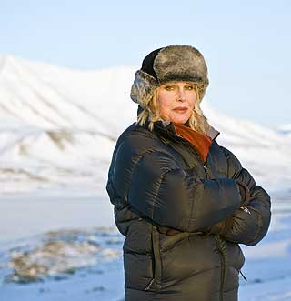 FRAKJ�RT AV 4-�RING P� SCOOTER: Joanna Lumley opplever mye i Finnmark, blant annet at en fire �r gammel gutt kj�rer fra henne p� sn�scooter. Og hun f�r en joik av en same i Kautokeino. I Troms opplever hun et fantastisk nordlys.