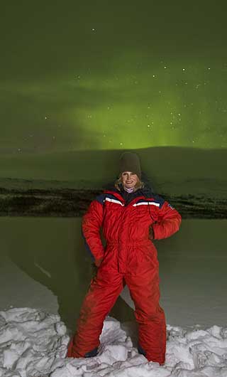 INGEN FILMTRIKS: � filme nordlys er ikke enkelt, men den norske fotografen Kjetil Skogli hjalp de britiske filmteamet med en spesiell fototeknikk, slik at enkeltbilder ble satt sammen til levende film. Joanna Lumley har i 55 �r dr�mt om � se nordlys og hun fikk valuta for pengene og t�rer i �ynene.