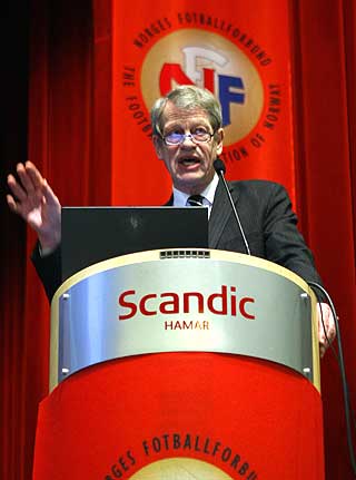 - UNNG� SUTREKULTUR: Fotballpresident Sondre K�jford sier han ikke �nsker en sutrekultur i norsk fotball.