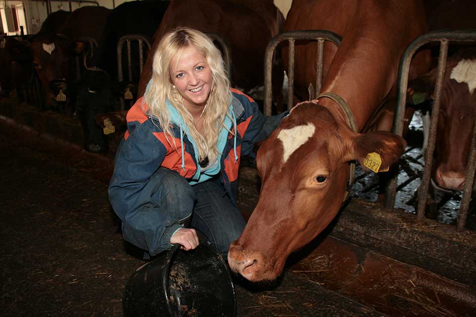 EIENDOMSMEGLEREN: Silje Stensland (28) s� seg selv p� tv mens hun feiret bursdag hos ei venninne i g�r kveld. I �r er det hele tre jenter i �Jakten p� kj�rligheten�. Og en gutt.