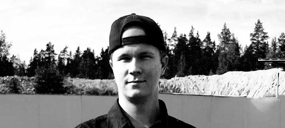 LA UT BILDER: Matti Saari (22) la ut bilder av seg selv og videoer med trusler i forkant av skytingen.