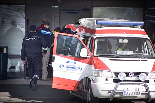 F�RT TIL SYKEHUS: En ambulanse utenfor universitetssykehuset i Tampere. Her d�de Matti Saari (22) etter � ha f�tt alvorlige skader i hodet da han skj�t seg selv.