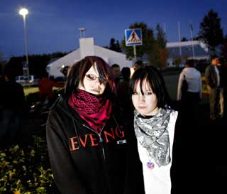L�ST INNE: Skoleelevene Maria Pomerants og Laura Kuja-Kyyny m�tte sitte tre timer i et l�st klasserom p� ungdomsskolen like ved mens skoleskytingen p�gikk p� Sydbottens yrkesinstitut.