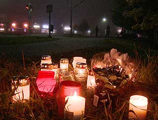 b>LYS FOR OFRENE: Flere steder p� omr�det rundt skolen ble det tent lys og lagt ut blomster.