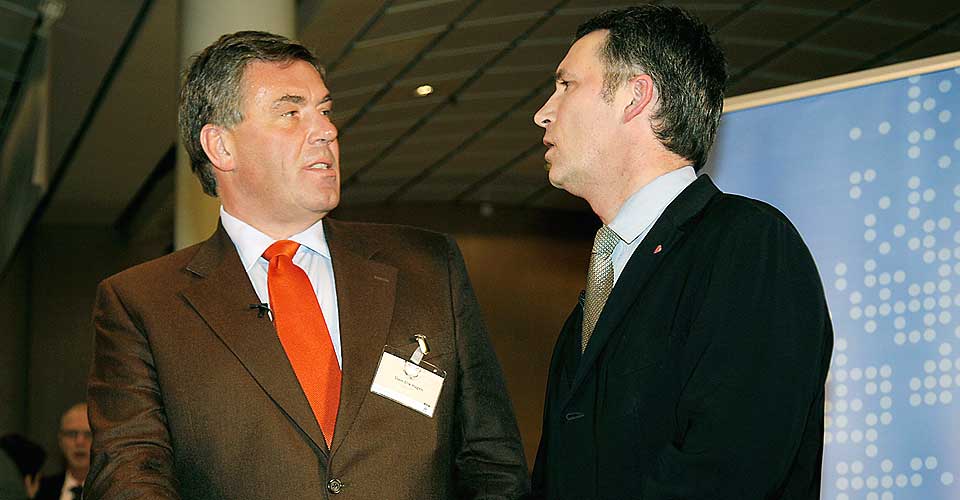 FINE I SNIPPEN: B�de Stin Erik Hagen og statsminister Jens Stoltenberg var ulastelig antrukket p� NHO-konferanse tidligere � �r. Men Stoltenberg kommer aldri til � ville mene noe om Hagens skjortevaner.