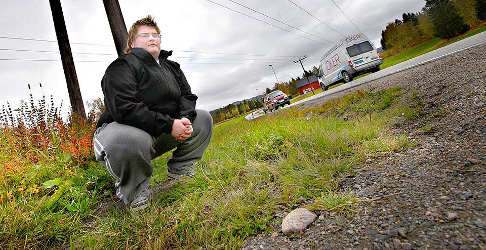 OPPGITT: Her fant Stine Reitan den forlatte kattungen i veikanten. Den sort-hvite pusen hadde klort seg ut av en s�plesekk.