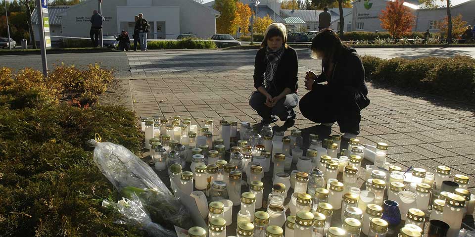 I SORG: Lokale innbyggere kommer ogs� i dag til skolen i Kauhajoki for � tenne lys og minnes de drepte. Heide Viitanen (t.v.) og Maisa Palomaki la ned sin hilsen i formiddag.