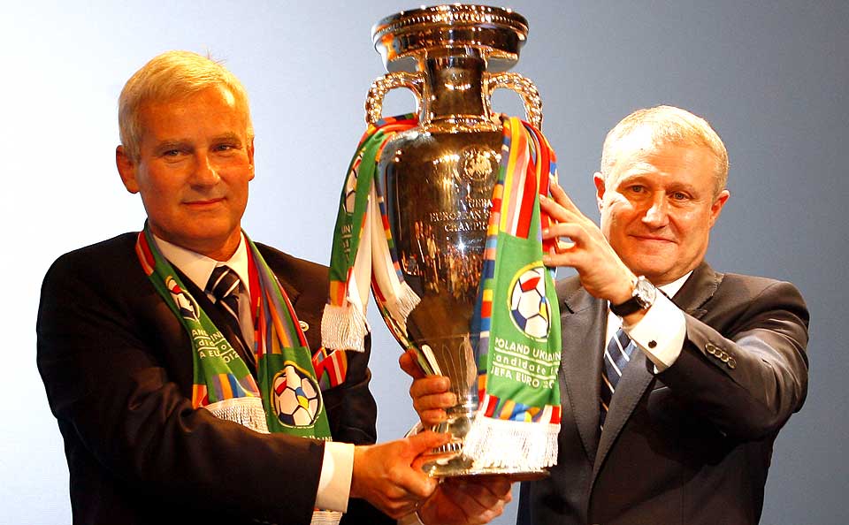 P� ETTERSKUDD:Polen og Ukraina ble i 2007 tildelt fotball-EM i 2012 til stor jubel fra de to nasjonenes befolkninger. N� ligger de imidlertid p� etterskudd med stadioner og infrastruktur, og Uefa er skeptiske til om landene skal f� v�re verter for sluttspillet.