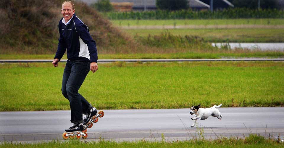 SISTE RUNDE: Sammen med hunden gjennomf�rte Rintje Ritsma sin siste runde p� sk�yter - rullesk�yter - i g�r.