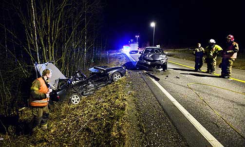 KRAFTIG KOLLISJON: Begge bilene ble totalskadd i den sv�rt kraftige kollisjonen, som skyldtes at den rusede 20-�rige f�reren av bilen til venstre kom over i motg�ende kj�refelt. Samboeren hennes p�dro seg hodeskader, sprukken milt og en rekke brudd, mens Synn�ve Bergheim, som kj�rte den andre bilen, fikk skader i rygg og nakke, skader hun fortsatt sliter med.