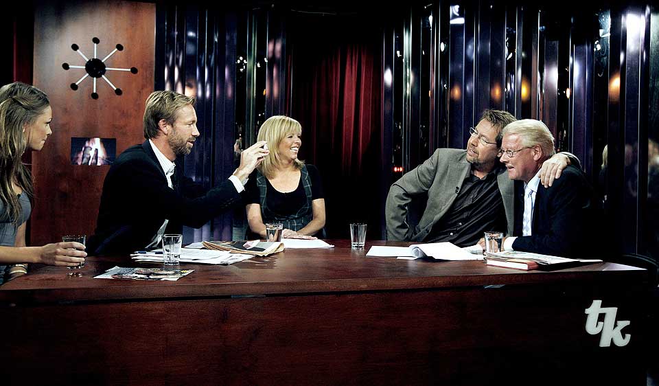 VELKJENT SETTING: �Skal vi danse�-utsl�tte Jenny Skavlan samt Carl I. Hagen var gjester i sesongpremieren av  �Torsdagsklubben�. I midten de faste programlederne, Thomas Giertsen, Silje Stang og Otto Jespersen. S� DU PROGRAMMET? DISKUTER NEDERT P� SIDEN.