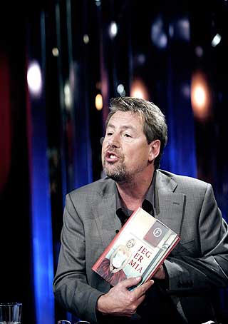 VOLDTEKTSHARSELAS: Otto Jespersen framf�rer sin mye omtalte monolog, hvor han tar for seg Mia Gundersens nyutgitte biografi. - Det som i fjor ble solgt inn som en voldtekt i Se og H�r, heter n� trekant i Monaco, sa han.