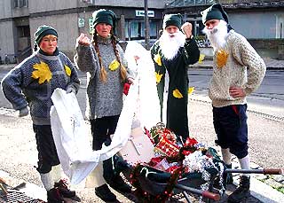 - TRIST: Aksjonsleder Birger Sivertsen hadde ikke regnet med � starte opp aksjonen Gi oss jula tilbake s� tidlig i �r. Her fra et tidligere stunt, hvor �h�stnisser� protesterer mot tidlige julevarer med 25 000 underskrifter.