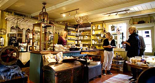 KAFFISTOPP: Margrethe, Ingrid og Ola Harsheim fra Oslo har endelig tatt seg tid til pause underveis til fjells. Bak disken st�r gr�nder og h�nemor Hanne Veik�ker.