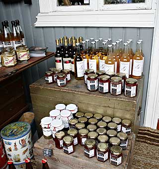 LANDHANDEL: Hun har glade griser og lykkelige h�ner, selger kaffe og vaffel, eventyrsmak og antikviteter i sin landhandel ved riksvei sju.