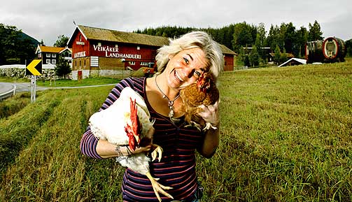 LUFTER H�NA: Hanne Veik�ker med hanen Rolf og H�na Hj�rdis p� luftetur i �keren. Her heter alle haner Rolf - og enhver h�ne Hj�rdis.