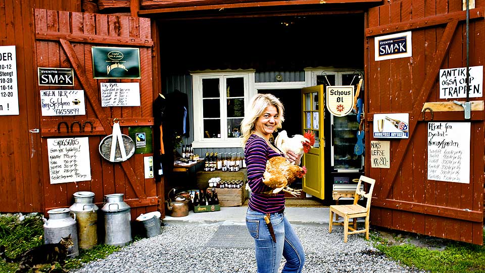VELKOMMEN TIL GARDS:  Veik�ker G�rd er Landhandleri og h�nseri med 800 frittg�ende h�ner og 40 haner. Her serveres kaffe og vafler eller muffins. Antikviteter og vin.