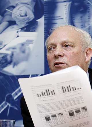 INGEN GRUNN TIL BEKYMRING: Kredittilsynets direkt�r Bj�rn Skogstad Aamo beroliger norske sm�sparere med at de norske bankene forel�pig er bunnsolide. Her er han under pressentasjonen av rapporten �Tilstanden i finansmarkedet 2007� tidligere i �r.