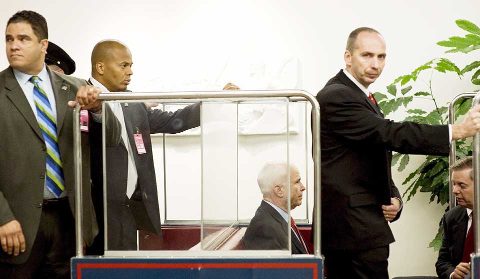 KLAR FOR DEBATT: John McCain, her omringet av sine egne sikkerhetsvakter, er klar for debatt.