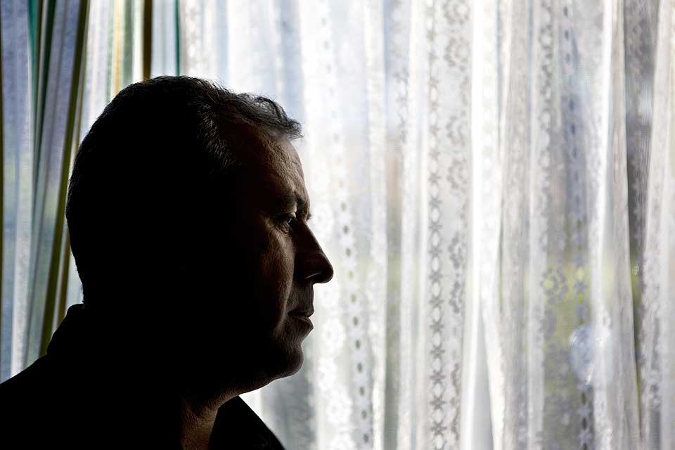 I SKJUL: Mariwan Halabjaee har v�rt i Norge i tre �r, men lever under falsk navn p� hemmelig sted med familien. Han frykter islamistiske milj�er vil drepe han                   etter Mulla Krekars uttalelser.